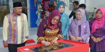 Wali Kota Kendari, Siska Karina Imran didampingi Wakil Wali Kota, Sudirman meresmikan Kantor TP PKK, Dekranasda, DWP