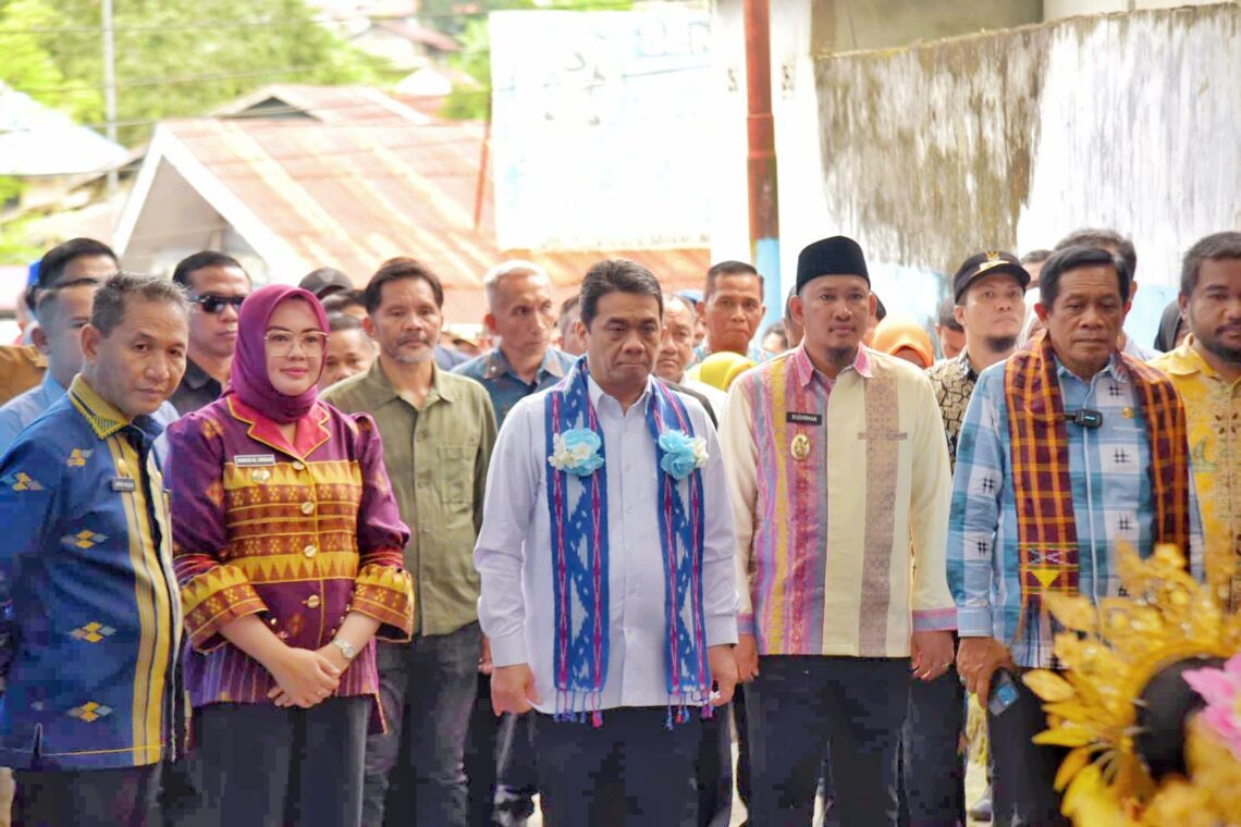 Wamendes PDTT RI, Ir. Ahmad Riza Patria saat Kunker disambut Wali Kota Kendari dan Wakil, serta Wagub Sultra di Kelurahan Kadia