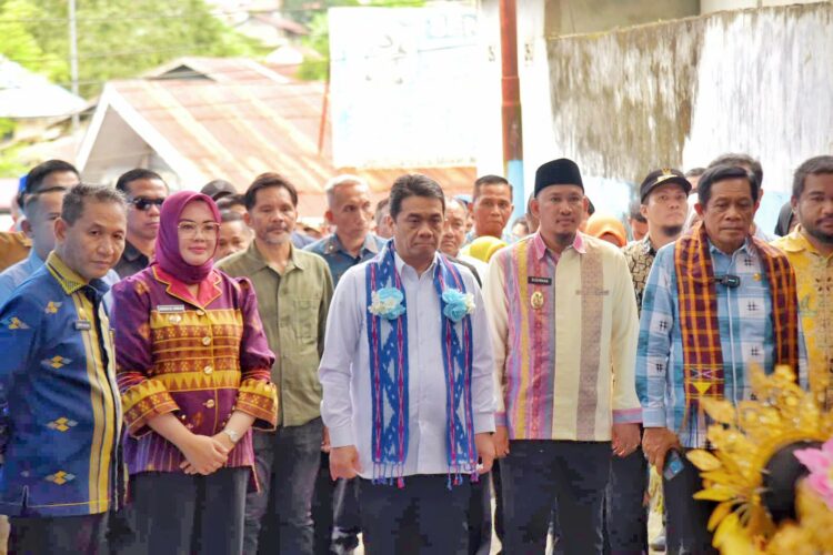 Wamendes PDTT RI, Ir. Ahmad Riza Patria saat Kunker disambut Wali Kota Kendari dan Wakil, serta Wagub Sultra di Kelurahan Kadia