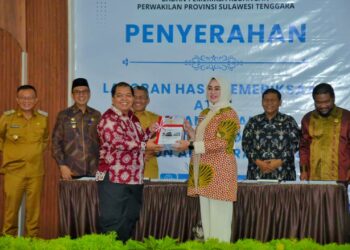 Wali Kota Kendari menerima LKPD tahun 2024 dari BPK, kembali meraih WTP ke 13