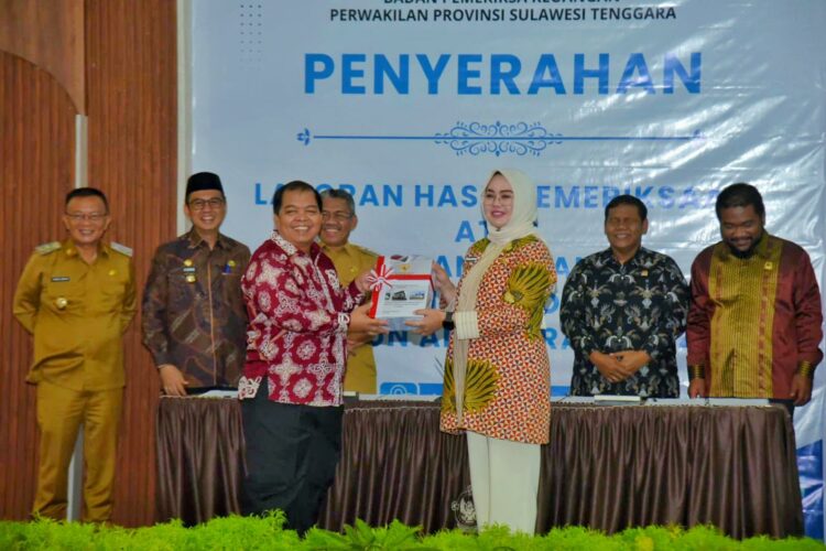 Wali Kota Kendari menerima LKPD tahun 2024 dari BPK, kembali meraih WTP ke 13