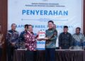 Bupati Konsel, Irham Kalenggo menerima LHP dari BPK