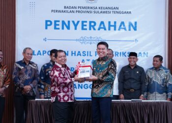 Bupati Konsel, Irham Kalenggo menerima LHP dari BPK