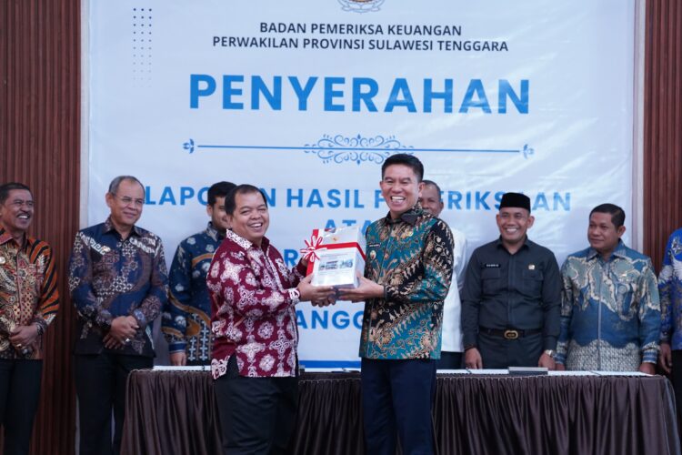 Bupati Konsel, Irham Kalenggo menerima LHP dari BPK