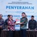 Bupati Konsel, Irham Kalenggo menerima LHP dari BPK