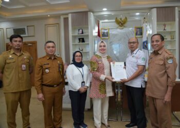 Kementerian PUPR menyerahkan hibah aset Jalan Budi Utomo kepada Wali Kota Kendari, Siska Karina Imran