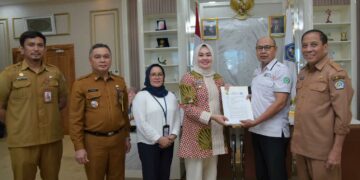 Kementerian PUPR menyerahkan hibah aset Jalan Budi Utomo kepada Wali Kota Kendari, Siska Karina Imran