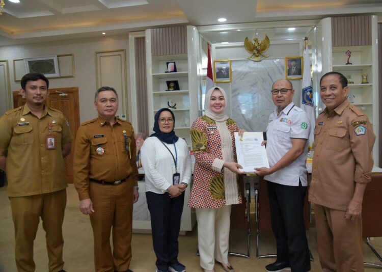 Kementerian PUPR menyerahkan hibah aset Jalan Budi Utomo kepada Wali Kota Kendari, Siska Karina Imran