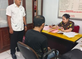 Tersangka BZS alias T saat berada di ruang Penyidik Kejari Kolaka