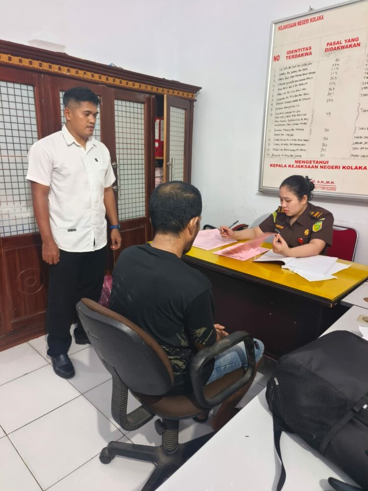 Tersangka BZS alias T saat berada di ruang Penyidik Kejari Kolaka
