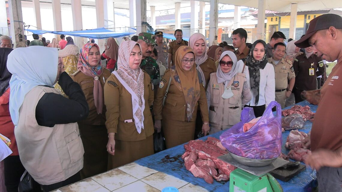 Pemda Konsel saat sidak di Pasar Andoolo Utama