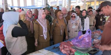 Pemda Konsel saat sidak di Pasar Andoolo Utama