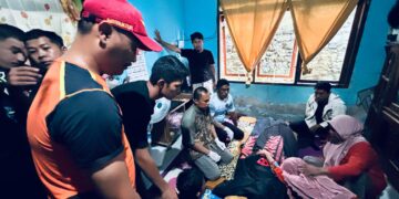 Korban saat diserahterimakan kepada keluarga usai ditemukan meninggal dunia oleh Tim SAR Gabungan