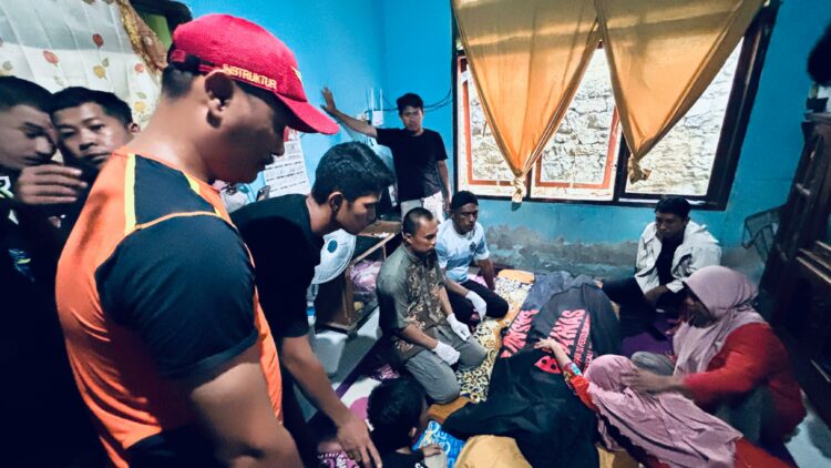 Korban saat diserahterimakan kepada keluarga usai ditemukan meninggal dunia oleh Tim SAR Gabungan