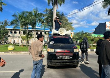 KPJN saat aksi di Kantor Kejati Sultra, mendesak penetapan tersangka Kawilker Kolut, Irbar