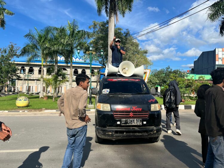 KPJN saat aksi di Kantor Kejati Sultra, mendesak penetapan tersangka Kawilker Kolut, Irbar