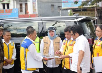Wali Kota Kendari, Siska Karina Imran bersama DPR RI dan BPJN Sultra inspeksi lapangan titik terdampak banjir di Kendari