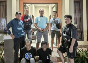 Kedua pelaku saat diamankan Polres Kolaka