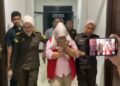 Tersangka baru korupsi pertambangan Kolut, perempuan PD saat ditahan Kejati Sultra