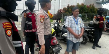 Polda Sultra saat menertibkan sejumlah parkir liar di Kendari