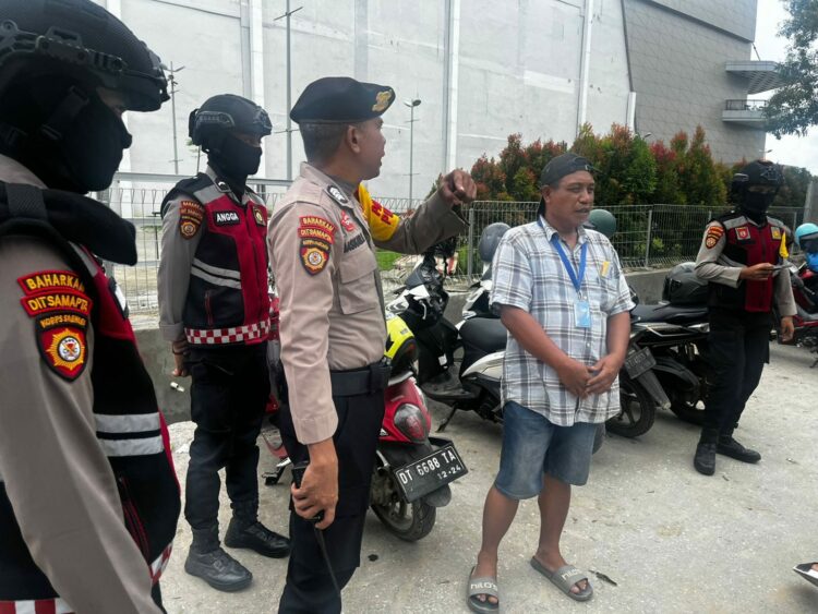 Polda Sultra saat menertibkan sejumlah parkir liar di Kendari