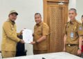Wakil Wali Kota Kendari, Sudirman menyerahkan surat perintah penujukan 2 Plt