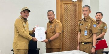 Wakil Wali Kota Kendari, Sudirman menyerahkan surat perintah penujukan 2 Plt