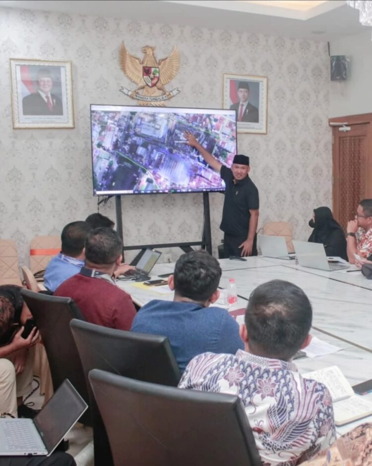 Wakil Wali Kota Kendari, Sudirman memimpin rapat koordinasi