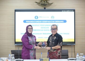 Wali Kota Kendari, dr. Hj. Siska Karina Imran, dan Wakil Rektor IPB, Prof. Iskandar Zulkarnaen Siregar usai menandatangani kesepakatan bersama