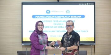 Wali Kota Kendari, dr. Hj. Siska Karina Imran, dan Wakil Rektor IPB, Prof. Iskandar Zulkarnaen Siregar usai menandatangani kesepakatan bersama