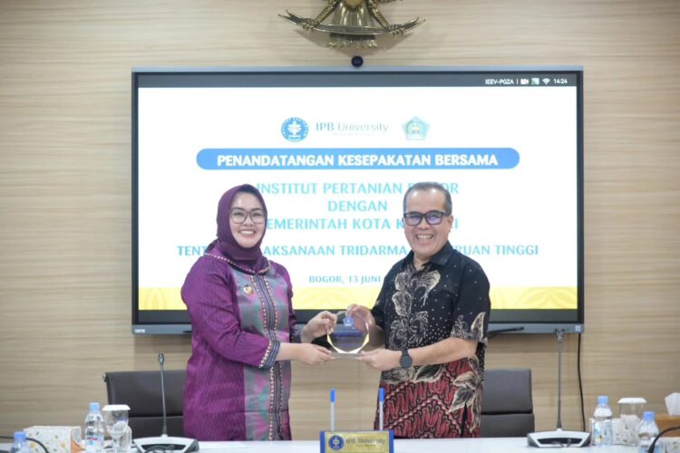 Wali Kota Kendari, dr. Hj. Siska Karina Imran, dan Wakil Rektor IPB, Prof. Iskandar Zulkarnaen Siregar usai menandatangani kesepakatan bersama