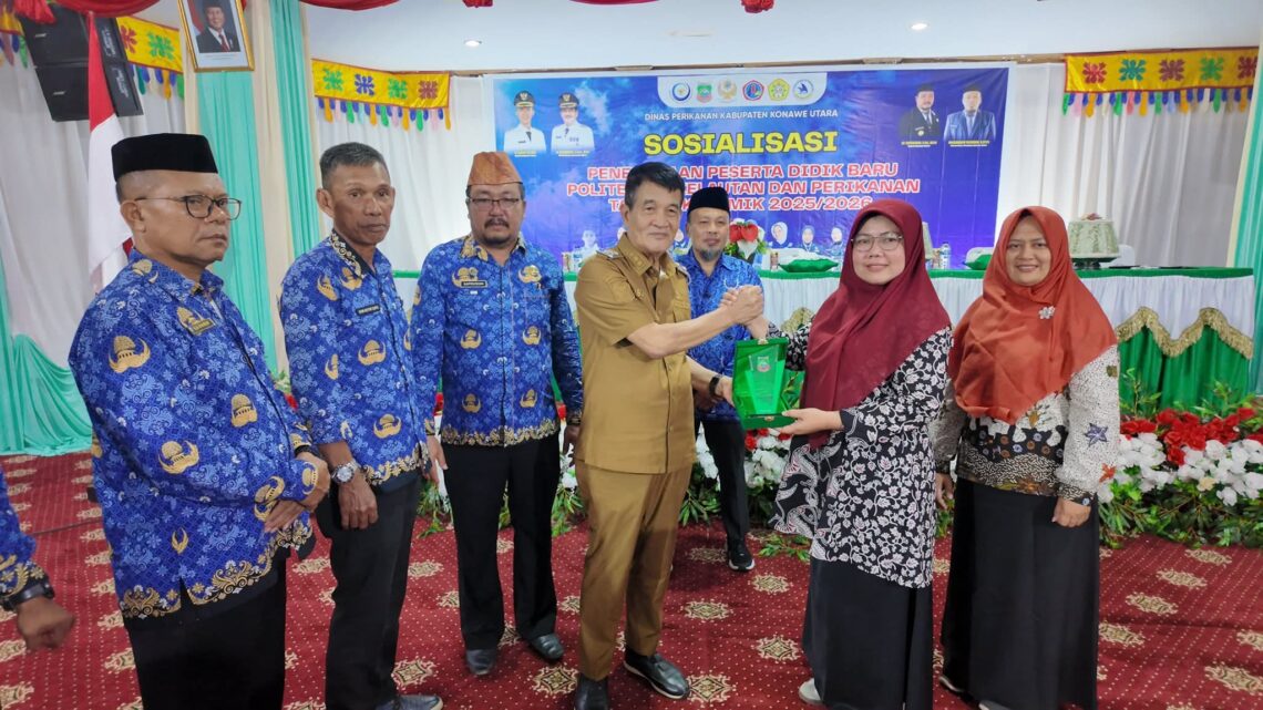 Wabup Konut, Abuhaera saat menyerahkan cinderamata kepada Ketua Test Center Penerimaan Taruna Politeknik KP