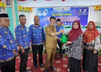 Wabup Konut, Abuhaera saat menyerahkan cinderamata kepada Ketua Test Center Penerimaan Taruna Politeknik KP