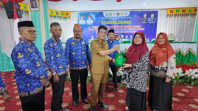 Wabup Konut, Abuhaera saat menyerahkan cinderamata kepada Ketua Test Center Penerimaan Taruna Politeknik KP