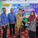 Wabup Konut, Abuhaera saat menyerahkan cinderamata kepada Ketua Test Center Penerimaan Taruna Politeknik KP