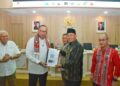 Sekjen Kemensos RI menyerahkan bantuan yang diterima Wakil Wali Kota Kendari