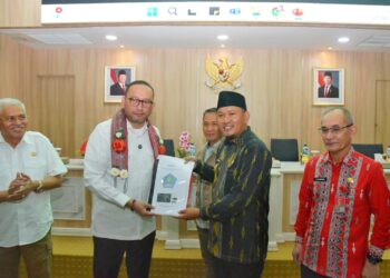 Sekjen Kemensos RI menyerahkan bantuan yang diterima Wakil Wali Kota Kendari