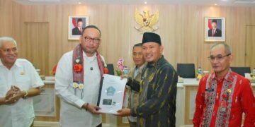 Sekjen Kemensos RI menyerahkan bantuan yang diterima Wakil Wali Kota Kendari