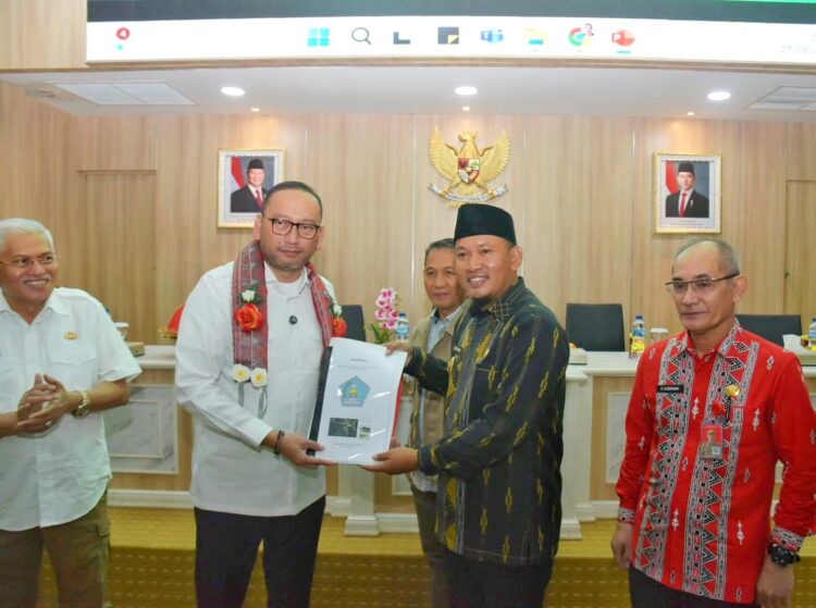 Sekjen Kemensos RI menyerahkan bantuan yang diterima Wakil Wali Kota Kendari