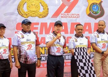 Gubernur Sultra saat melepas jalan santai di MTQ Kendari