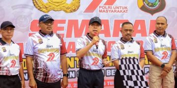 Gubernur Sultra saat melepas jalan santai di MTQ Kendari