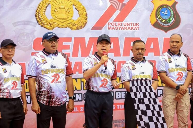 Gubernur Sultra saat melepas jalan santai di MTQ Kendari