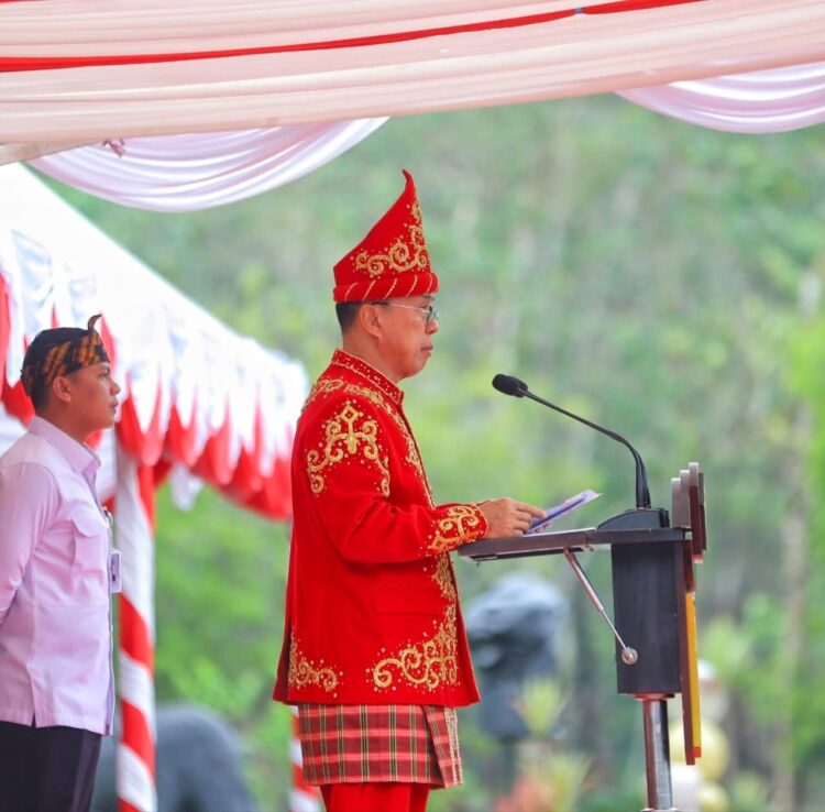 Gubernur Sultra, Mayjen TNI (Purn) Andi Sumangerukka memimpin upacara Harganas
