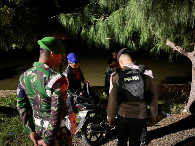 Petugas Gabungan saat melaksanakan KRYD di titik keramaian
