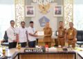 Wali Kota Kendari, Siska Karina Imran menerima hasil penilaian kepatuhan dari Ombudsman Sultra