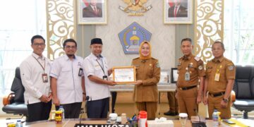 Wali Kota Kendari, Siska Karina Imran menerima hasil penilaian kepatuhan dari Ombudsman Sultra