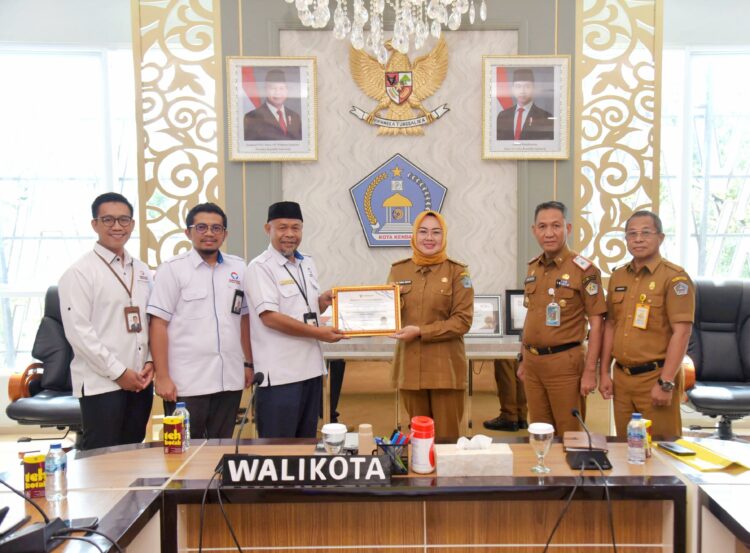 Wali Kota Kendari, Siska Karina Imran menerima hasil penilaian kepatuhan dari Ombudsman Sultra