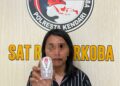 Wanita muda KF (24) usai diamankan polisi karena mengedarkan narkoba