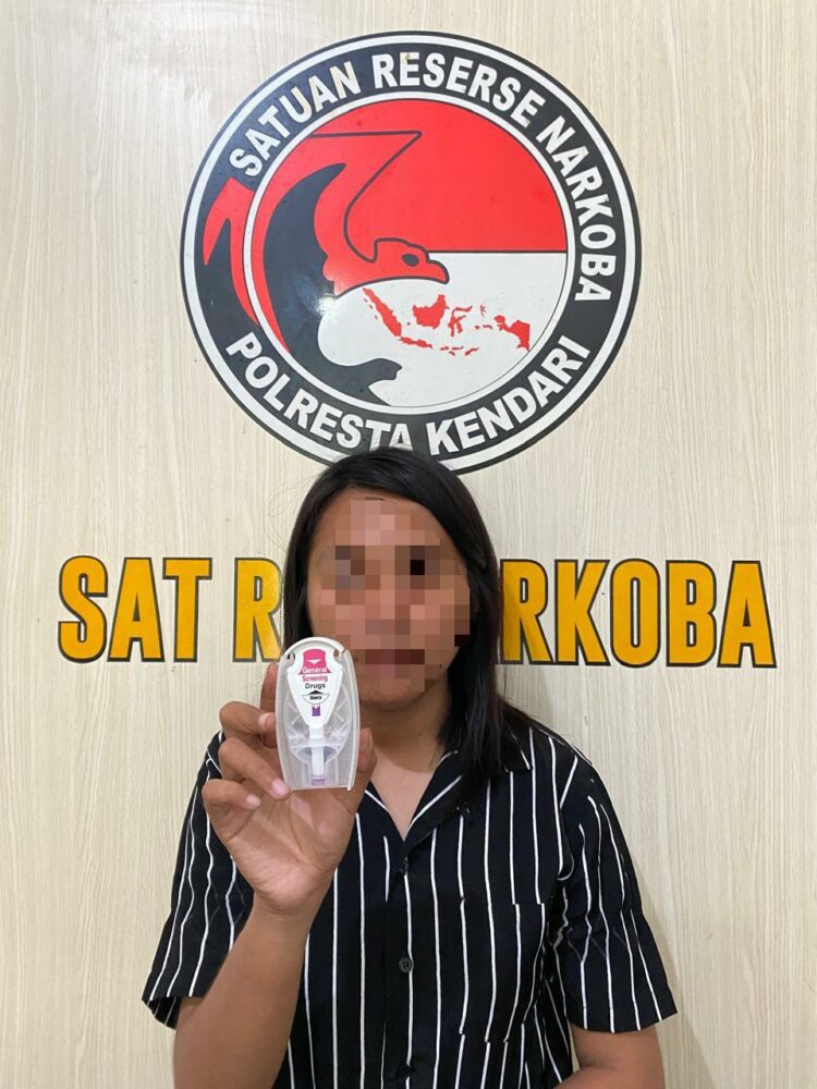 Wanita muda KF (24) usai diamankan polisi karena mengedarkan narkoba