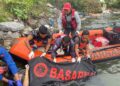 Korban saat dievakuasi Tim SAR Gabungan usai 3 hari pencarian pasca lompat di Jembatan Teluk Kendari